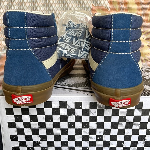 Vans Men’s Skate Sk8-Hi
Suede Gum Dark Denim
VN0A5FCCDDN
Sneakers - Picture 13 of 16